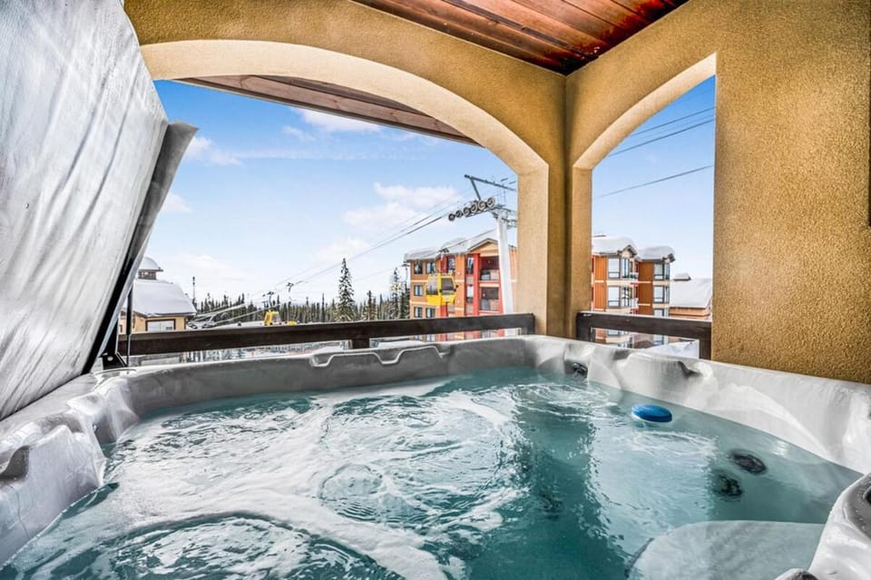 Southpoint 25 Two Bdrm Ski In Out w Hot Tub Apartment in British Columbia