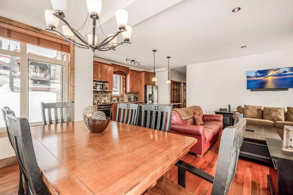 Southpoint 25 Two Bdrm Ski In Out w Hot Tub Apartment in British Columbia
