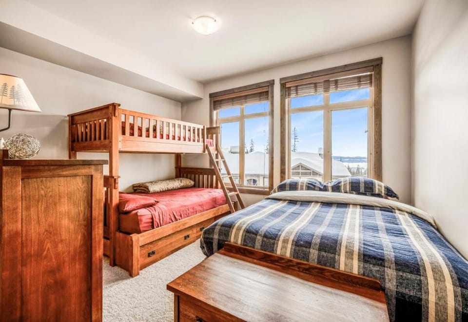 Southpoint 25 Two Bdrm Ski In Out w Hot Tub Apartment in British Columbia