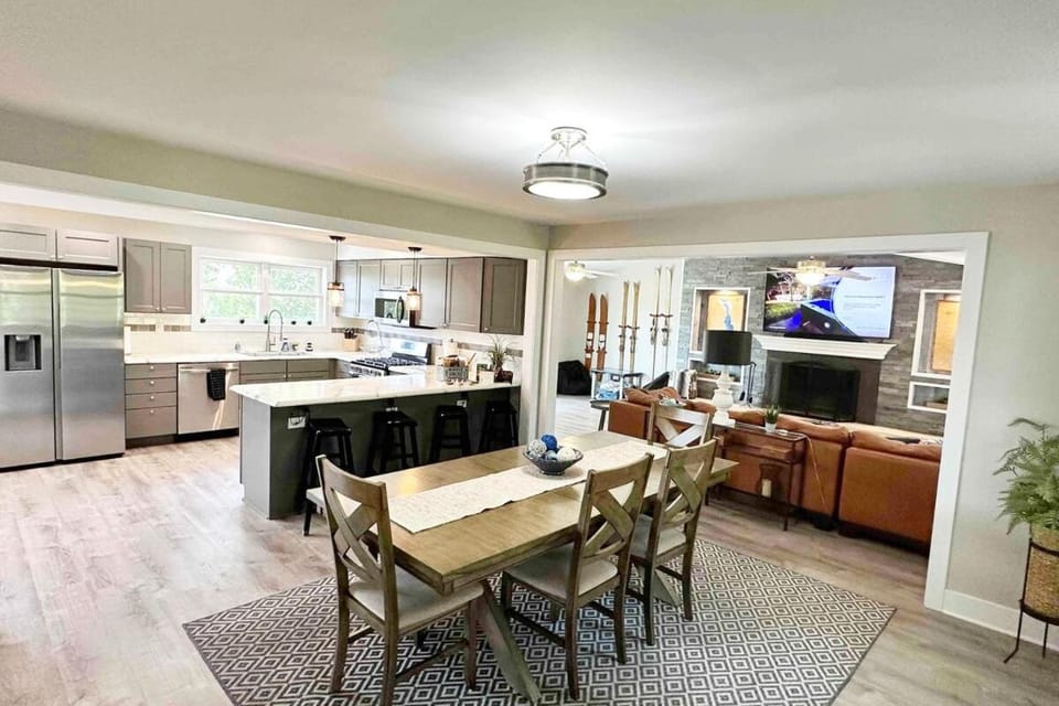 EnglishPrairieBnB - 8 Bedrooms - 4 Bathrooms House in Twin Lakes