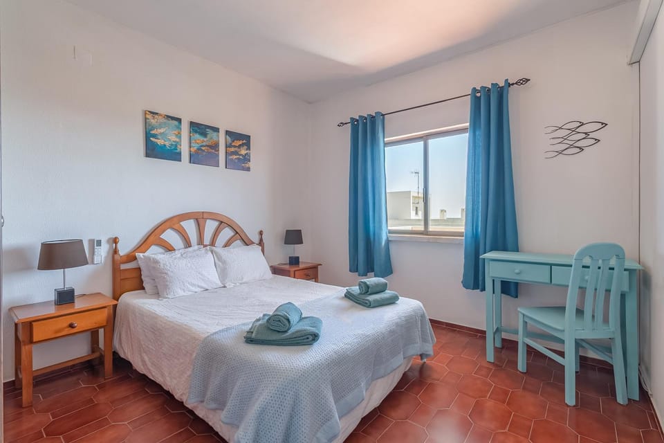 Bed, Seating area, Bedroom, air conditioner