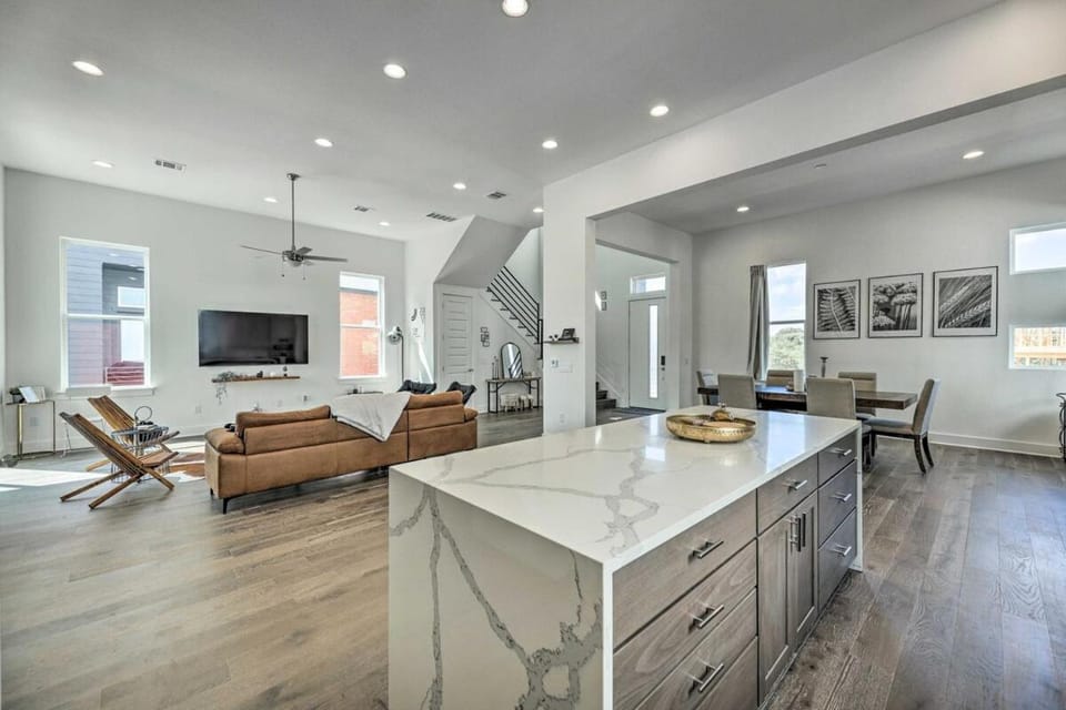 Kitchen or kitchenette, Living room, Seating area, Dining area