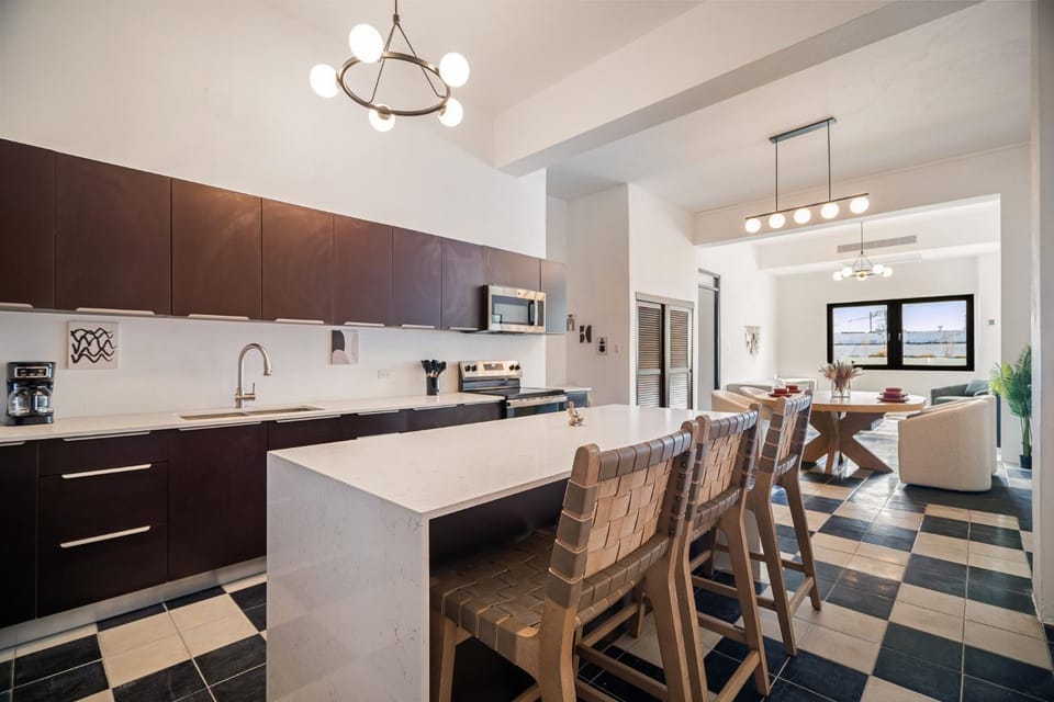 Kitchen or kitchenette, Dining area