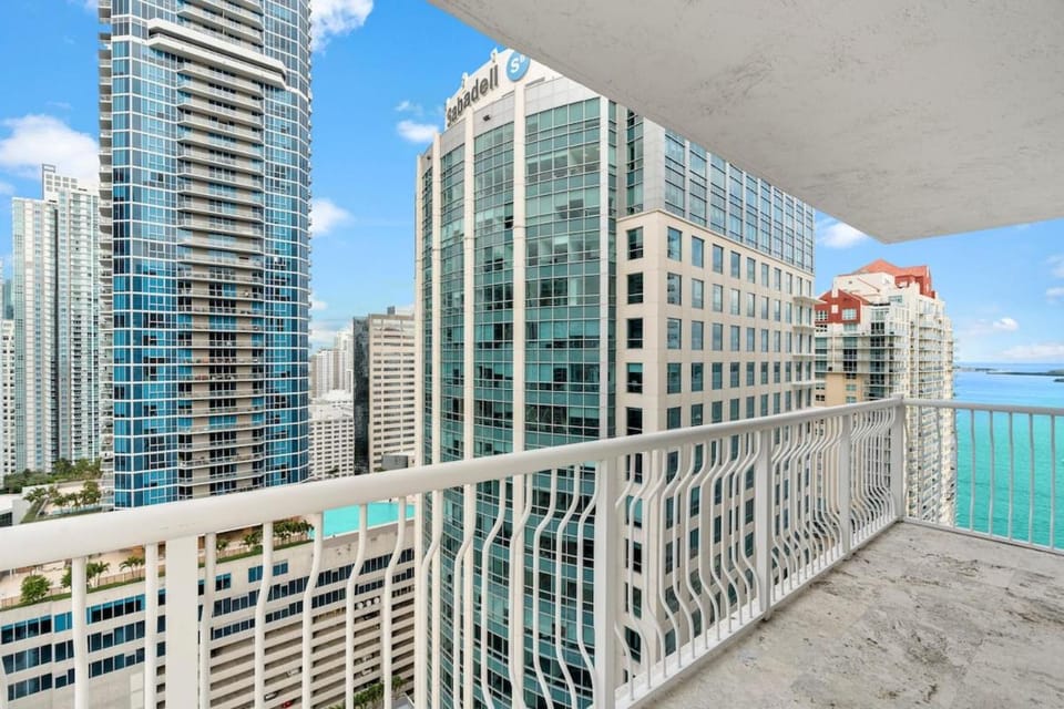 Stunning 3Bedroom 34th Floor Brickell Free Parking Apartment in Brickell