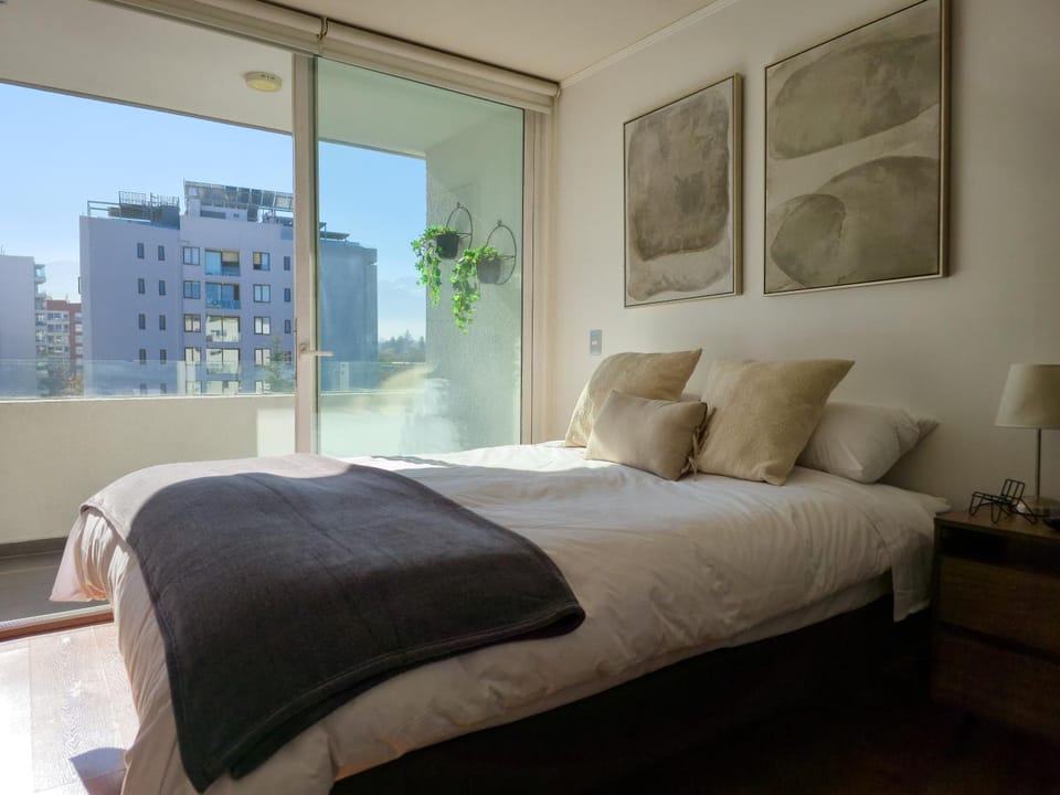 Lujoso Depto Las Condes - vista panorámica, a una cuadra del metro & estacionamiento gratis Apartment in Las Condes