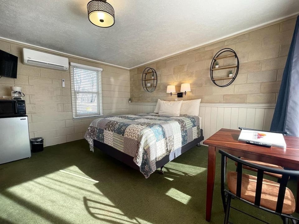 Photo of the whole room, Bedroom