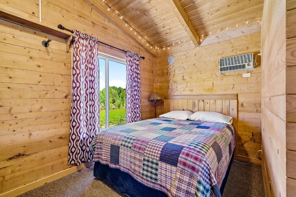 The Park Cabin at Mount Carmel Motel and RV Park Cabin in Mount Carmel