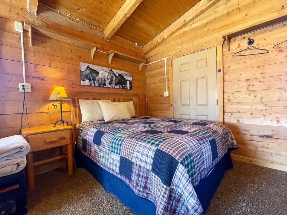 The Park Cabin at Mount Carmel Motel and RV Park Cabin in Mount Carmel