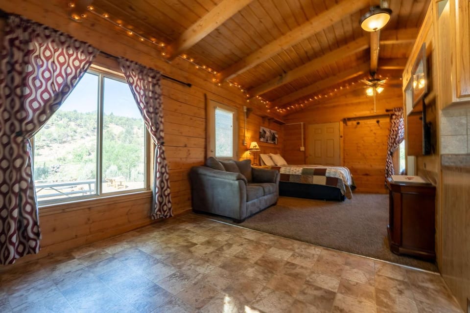 The Park Cabin at Mount Carmel Motel and RV Park Cabin in Mount Carmel