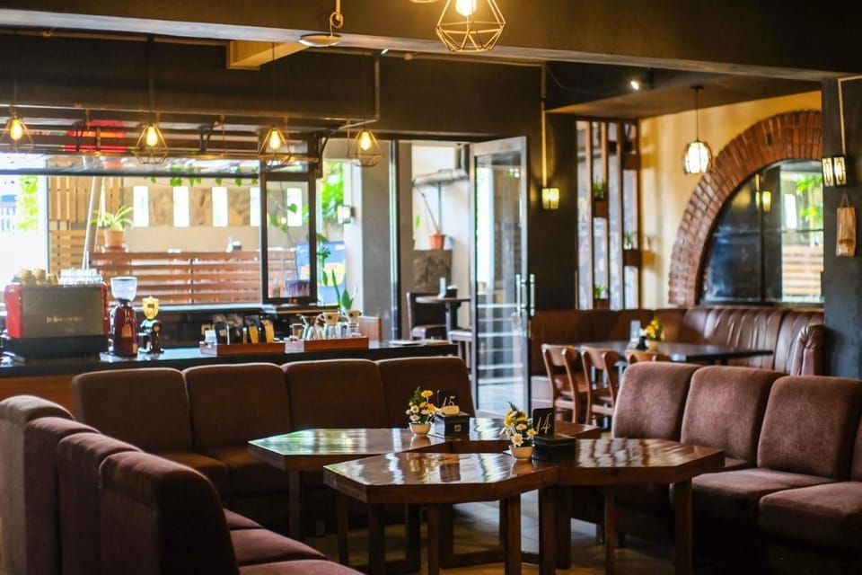 Restaurant/places to eat, Lounge or bar, Food and drinks, Banquet/Function facilities