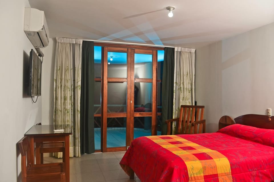 Communal lounge/ TV room, Bed, TV and multimedia, Photo of the whole room, Bedroom