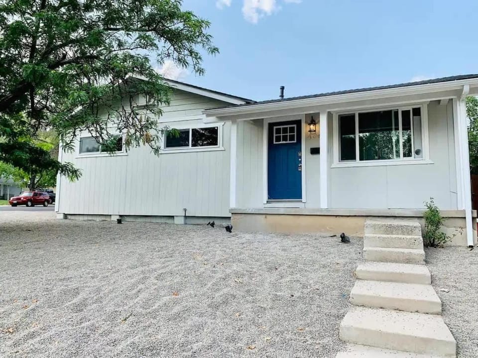 Reno Retreat 3 King Beds by Casinos and University House in Reno