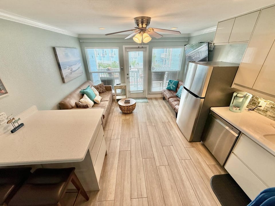 Kitchen or kitchenette, Living room, Seating area, Dining area, oven, stove