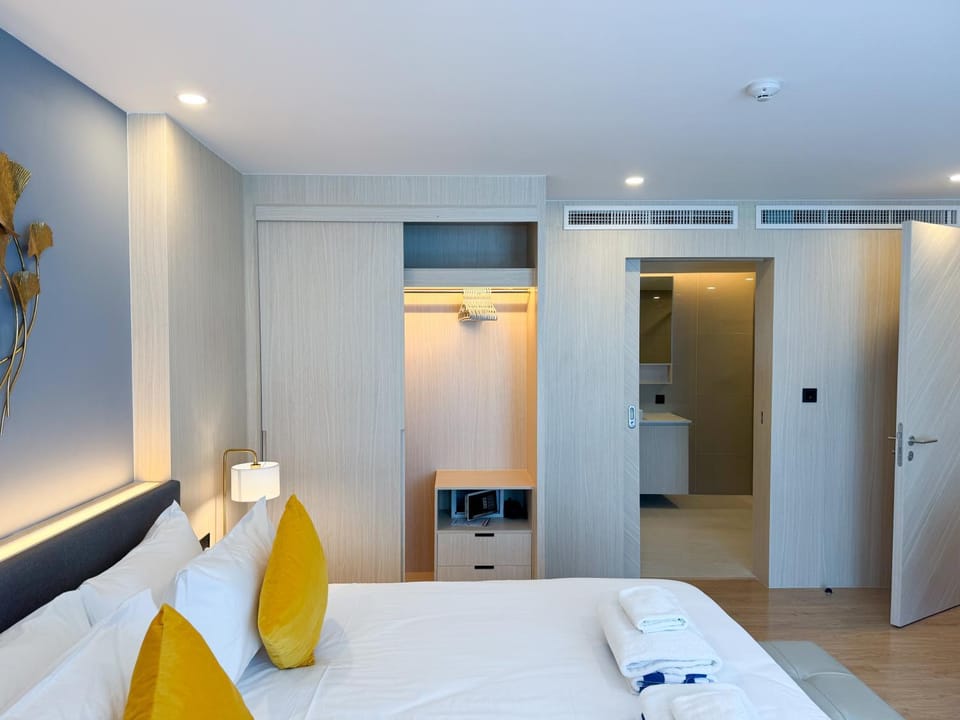 Bed, TV and multimedia, Other, Bedroom, wardrobe, air conditioner