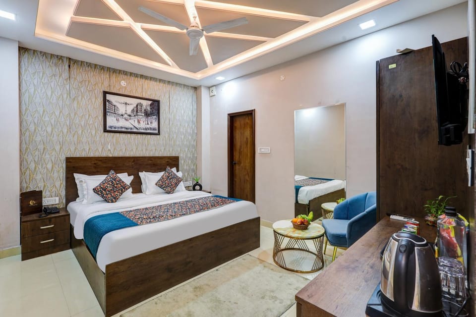 Bed, TV and multimedia, Living room, Photo of the whole room, Seating area, Bedroom, hair dresser, wardrobe