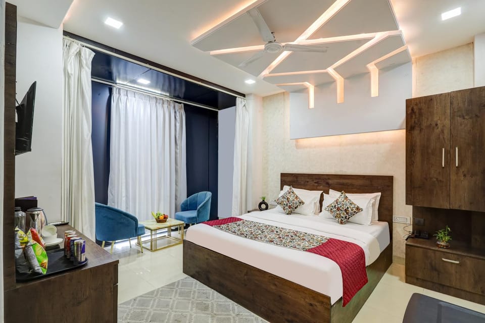 Bed, TV and multimedia, Photo of the whole room, Bedroom
