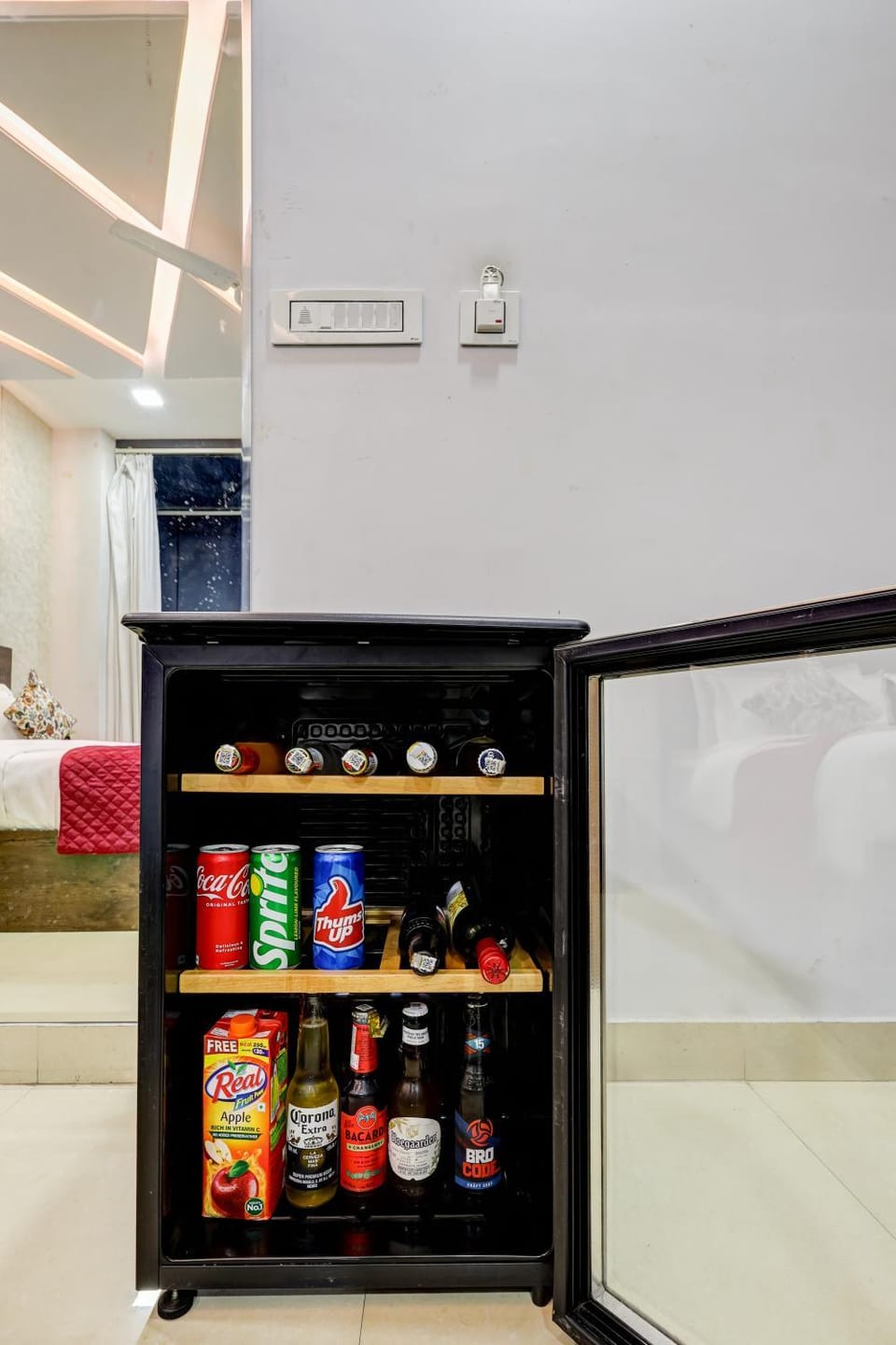 Kitchen or kitchenette, Food and drinks, Food, vending machine