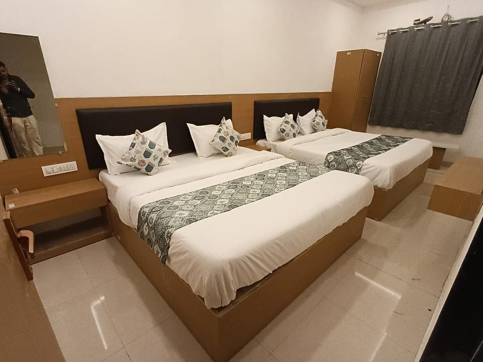 HOTEL SHREE JMM inn near by ion digital zone & pacific college Hotel in Gujarat