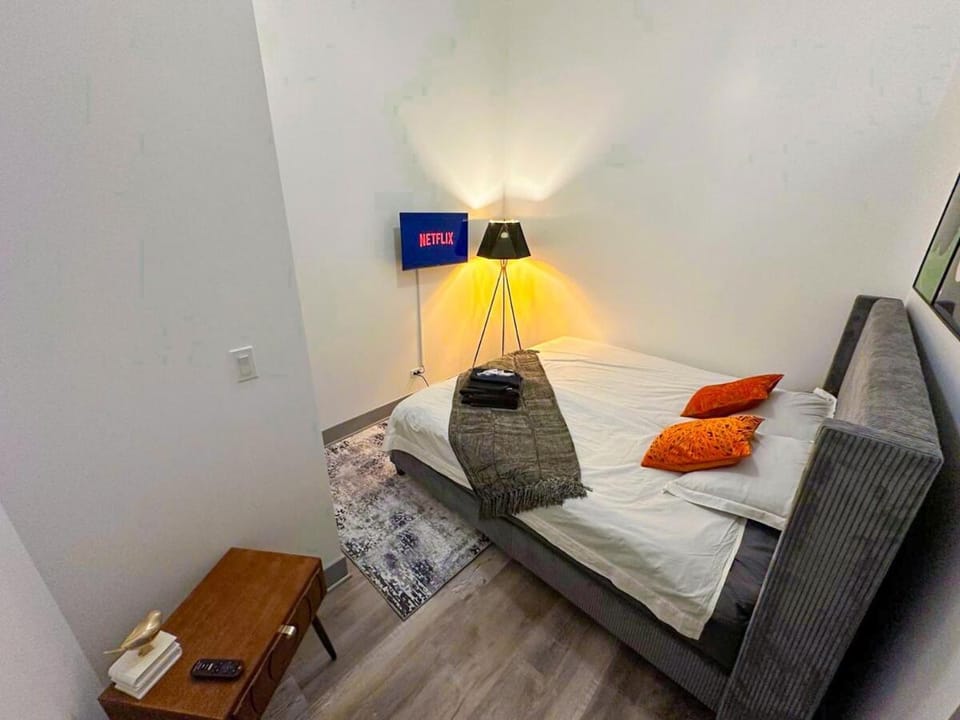 Bed, Photo of the whole room, Seating area, Bedroom, towels