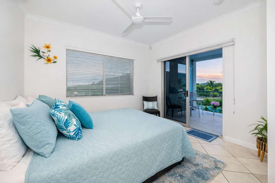Bed, Natural landscape, View (from property/room), Balcony/Terrace, Photo of the whole room, Bedroom