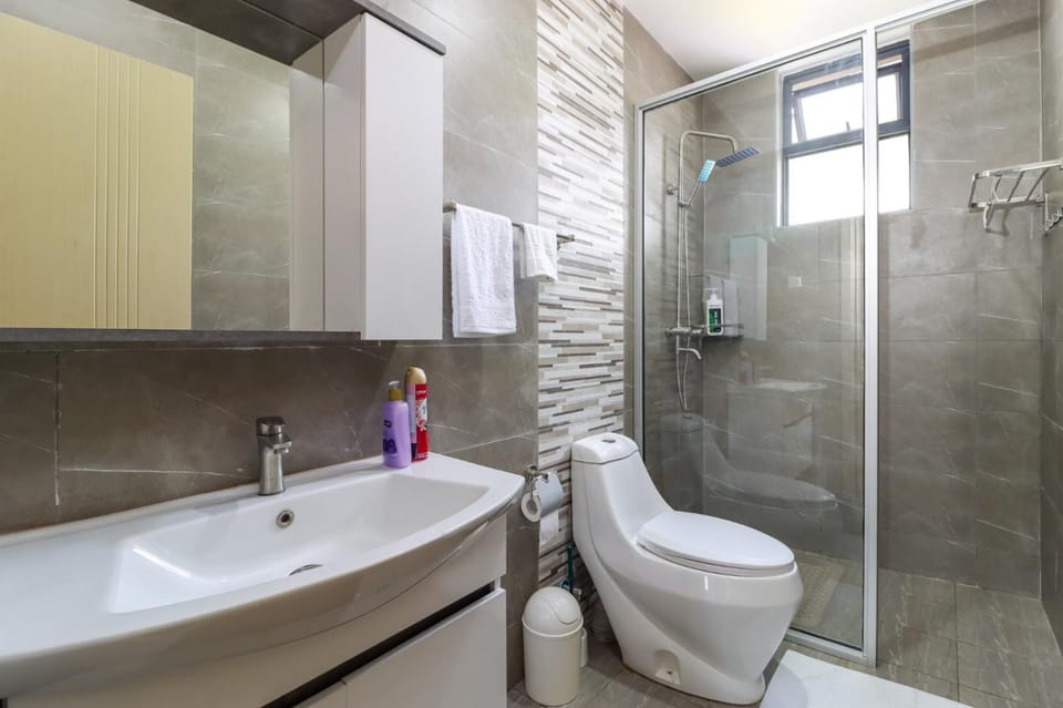 supreme living apartments with amazing city views,swimming pool, fully equipped gym, ample parking space and proximity to major shopping malls Apartment in Nairobi