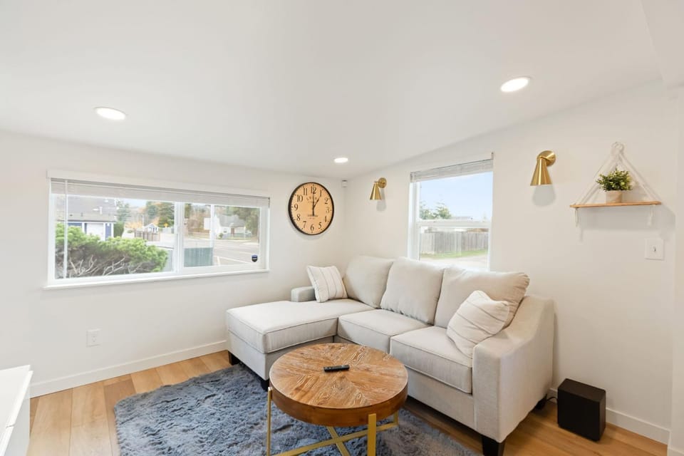 Property building, Communal lounge/ TV room, TV and multimedia, Living room, Evening entertainment, Entertainment, Family, Family