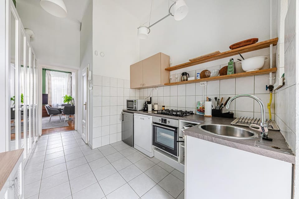 Kitchen or kitchenette, dishwasher, stove