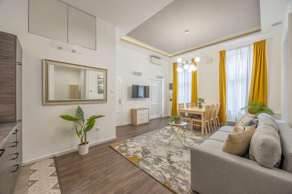 TV and multimedia, Kitchen or kitchenette, Living room, Seating area, Dining area