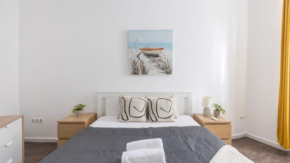 Bed, Photo of the whole room, Bedroom, towels