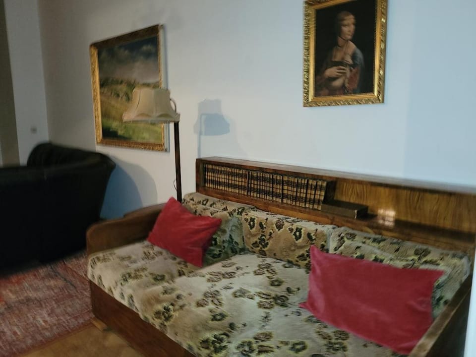 Bright 2BDR sleeps 8 near center M1 Apartment in Prague