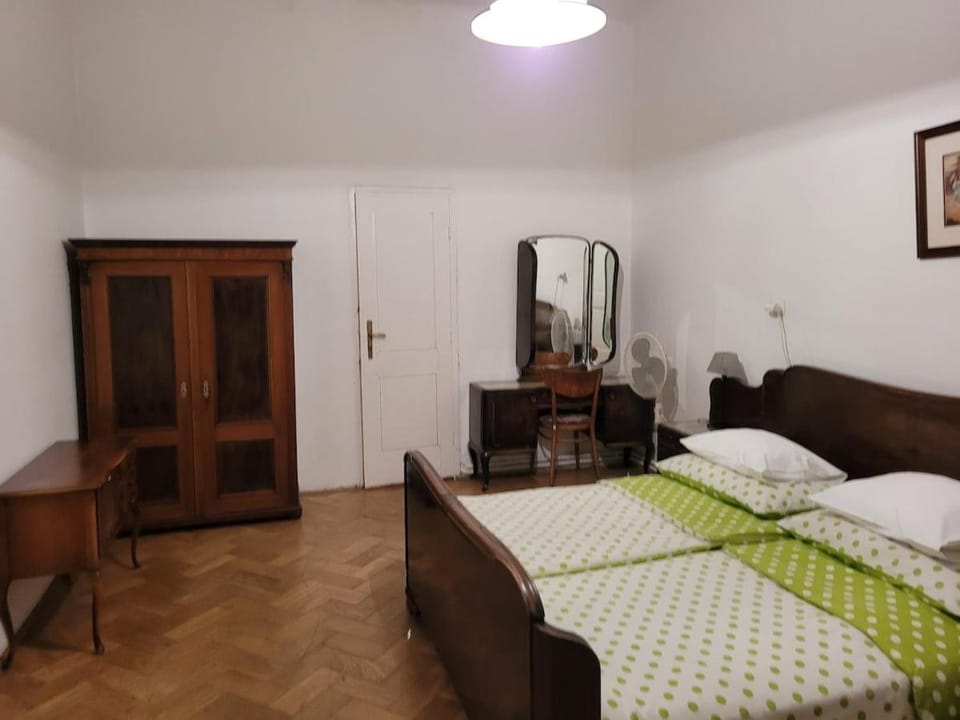 Bright 2BDR sleeps 8 near center M1 Apartment in Prague