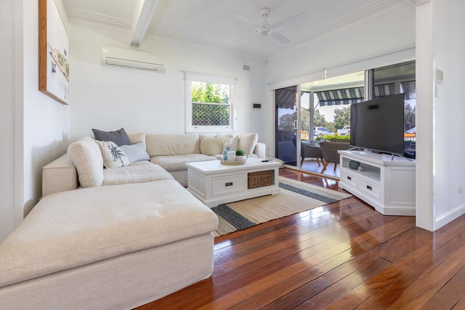 Communal lounge/ TV room, TV and multimedia, Living room, Seating area, Evening entertainment, air conditioner