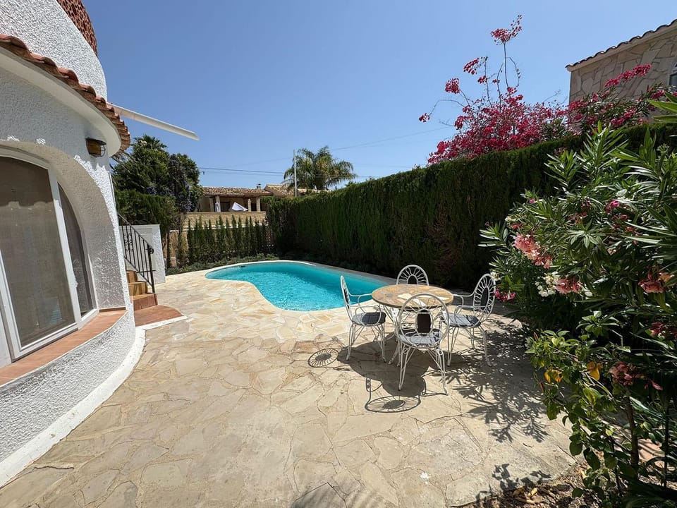 Garden, Dining area, Swimming pool
