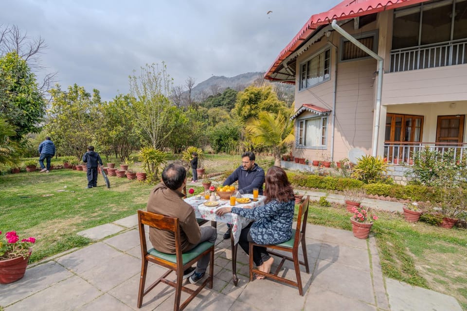 Property building, Patio, Restaurant/places to eat, Spring, Day, People, Natural landscape, Garden, Living room, Food and drinks, Banquet/Function facilities, Seating area, Dining area, Food, Guests, Garden view, Mountain view, group of guests, Family