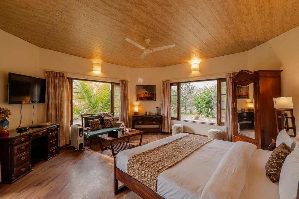 Communal lounge/ TV room, Bed, TV and multimedia, Living room, Photo of the whole room, Seating area, Evening entertainment, Bedroom, fireplace