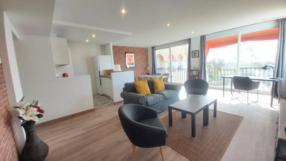 Kitchen or kitchenette, Living room, Seating area