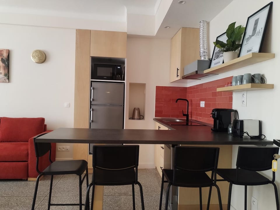 Coffee/tea facilities, Kitchen or kitchenette, Dining area, dishwasher, stove, toaster