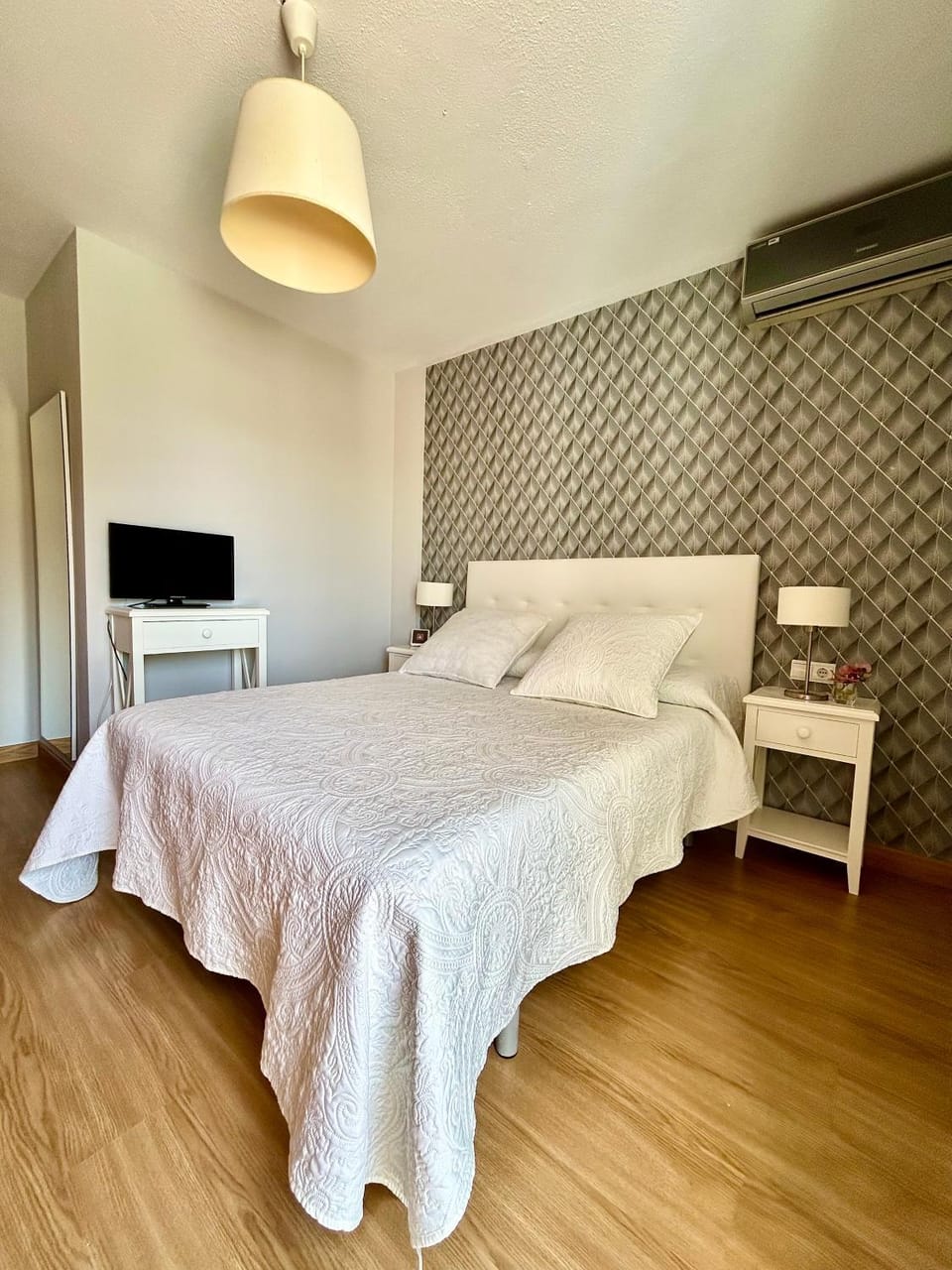 Bed, TV and multimedia, Photo of the whole room, Bedroom