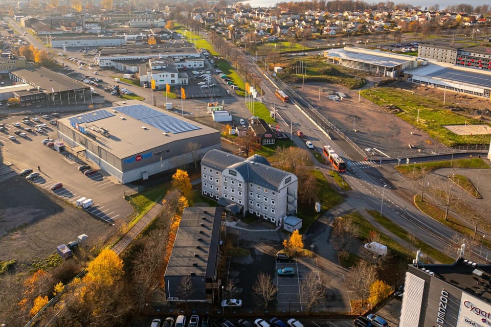 Property building, Neighbourhood, City view, Street view, Location, Parking