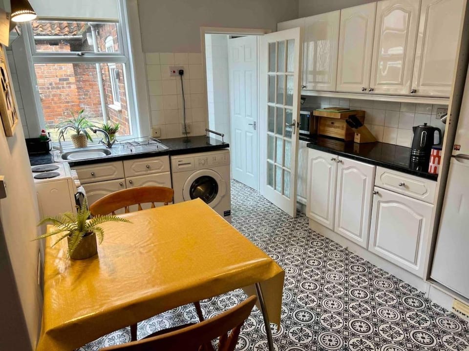 Coffee/tea facilities, Kitchen or kitchenette, Dining area, toaster