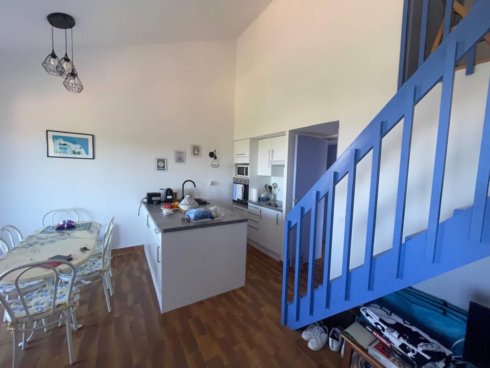 Kitchen or kitchenette, Dining area, stove