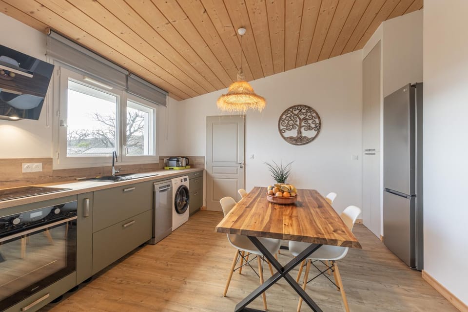 Kitchen or kitchenette, Dining area, dishwasher, oven, pet friendly, stove, toaster, washing machine