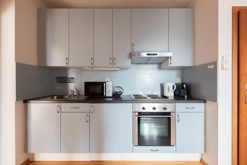 Coffee/tea facilities, Kitchen or kitchenette, stove