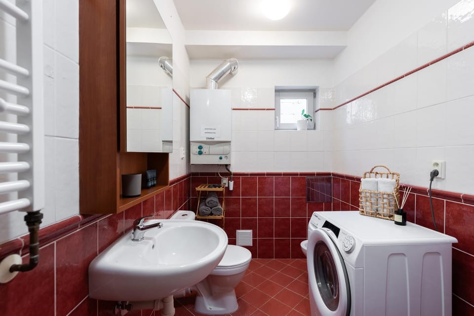 Toilet, Bathroom, towels, washing machine