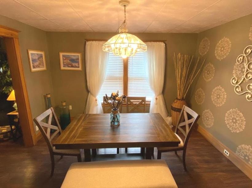WALNUT Beautiful 3 bedrooms house 1 mile from the falls! House in Niagara Falls