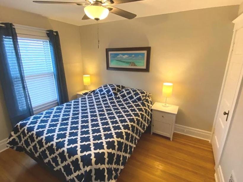 WALNUT Beautiful 3 bedrooms house 1 mile from the falls! House in Niagara Falls