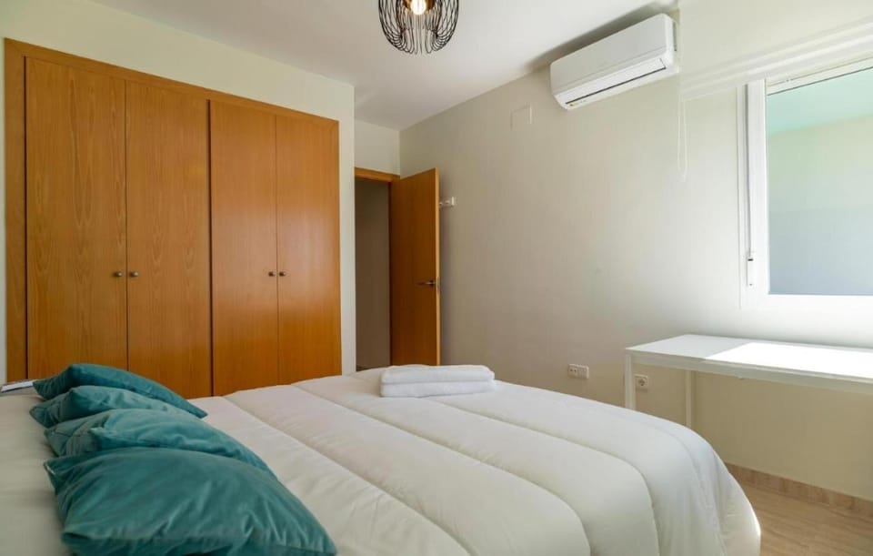 Bed, Photo of the whole room, Bedroom, wardrobe, air conditioner