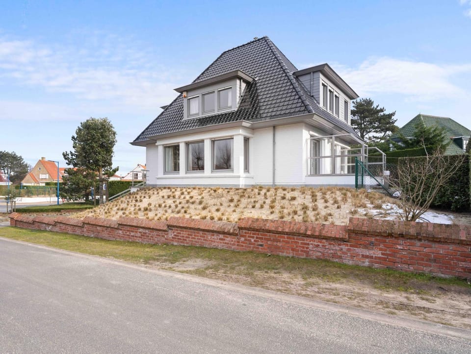 Property building, Day, Balcony/Terrace, Street view