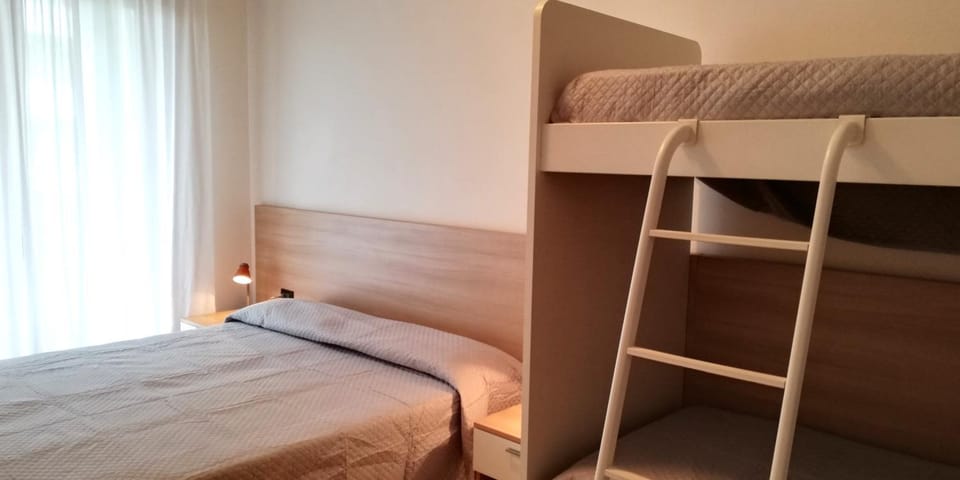 Bedroom, bunk bed