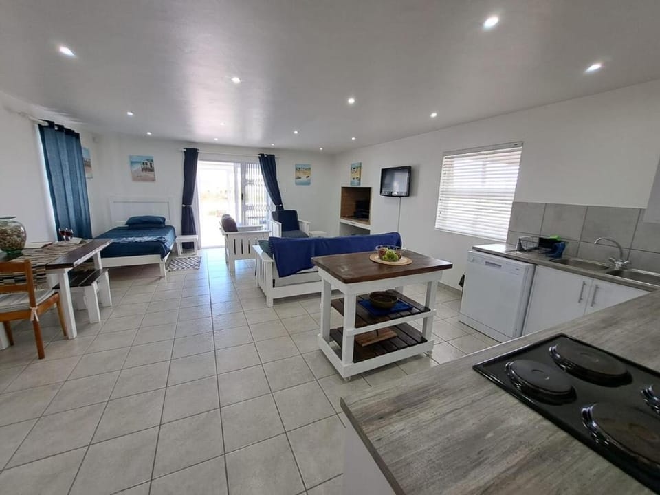 TV and multimedia, Kitchen or kitchenette, Seating area